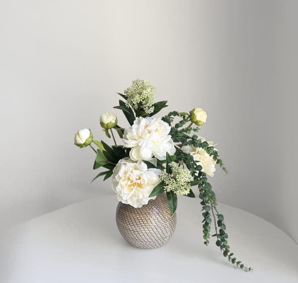 Sommarbukett med 5 pionstjälkar white