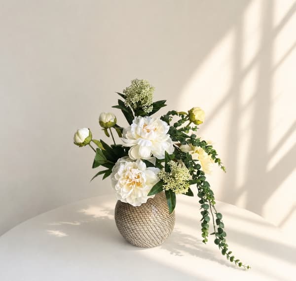 Sommarbukett med 5 pionstjälkar white