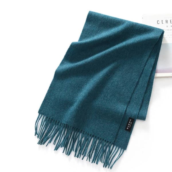 Vinterhalsduk i 100 % ull med fransar lake blue
