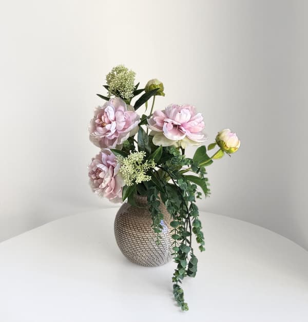 Sommarbukett med 5 pionstjälkar pale purple