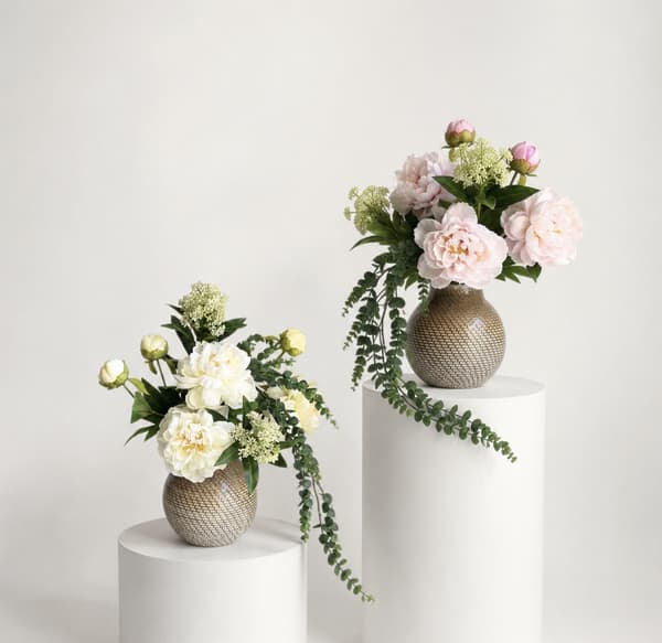Sommarbukett med 5 pionstjälkar white