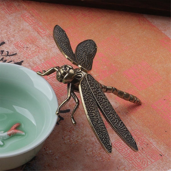 Mini messing dragonfly støping dyrefigur retro stil metall skulptur hjem skrivebord håndverk dekorasjon