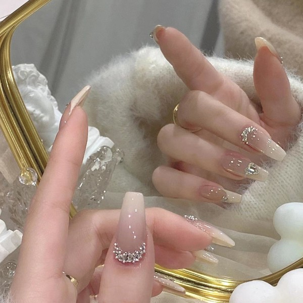 Mjölkvit gradient bär naken nagelplåster krokig diamant temperament nagelklistermärke franska falska naglar
