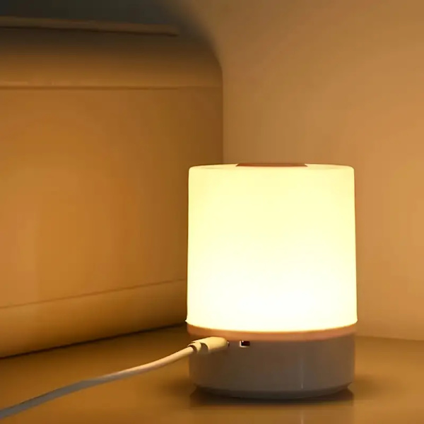 Mångsidig LED-nattlampa med justerbar ljusstyrka - USB-driven, perfekt för sovrum och kontorsläsning, inklusive polerad finish och anime-tema.