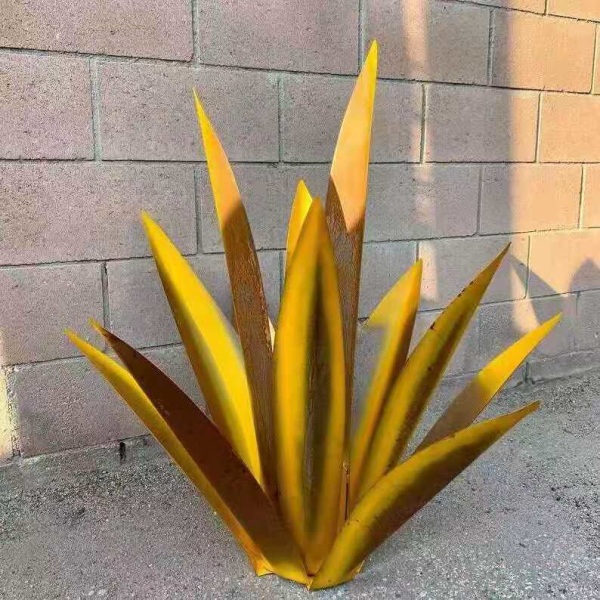 Metallagaveväxt för trädgårdsdekoration Rustik Tequilaskulptur Lämplig för inomhusprydnadssaker (27 cm, gul)