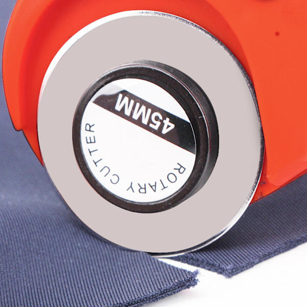 45 mm:n pyörivä kangasleikkuri, jossa 5 vara-45 mm:n terää