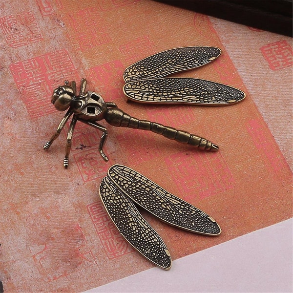 Mini messing dragonfly støping dyrefigur retro stil metall skulptur hjem skrivebord håndverk dekorasjon