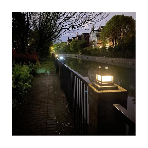 2 stk solcellelys gjerdeportstolpehodet LED-lampe villa søylelampe for husport uteplass hagemur