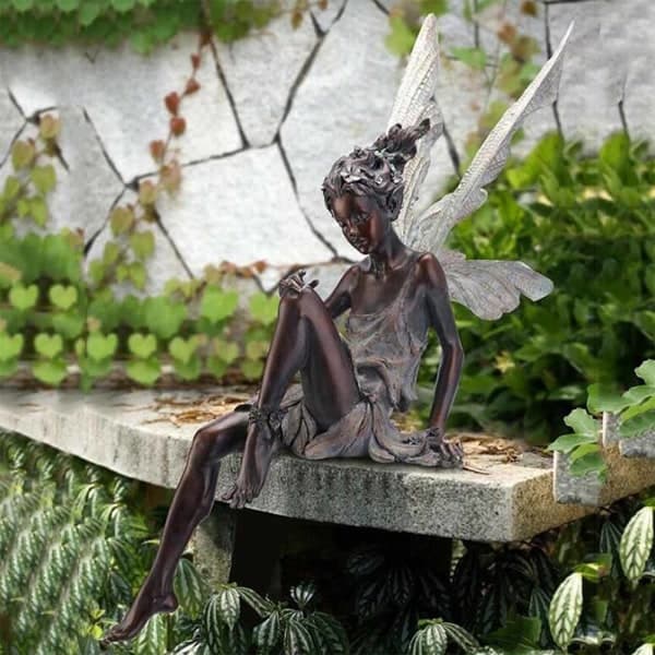 Siddende fe-statue Siddende fe-statue til haveharpiks 20CM