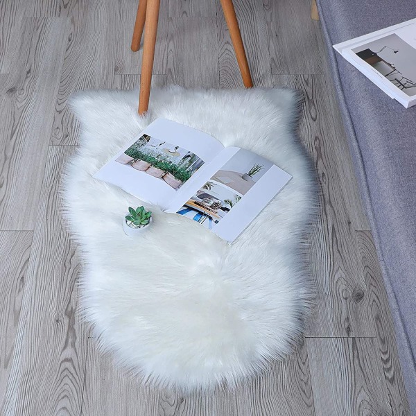 Fårskinnsmatta i ett stycke, fluffig fuskpälsmatta, universal i olika storlekar för sovrum, vardagsrum, stol eller soffa (vit) - 60x90 cm