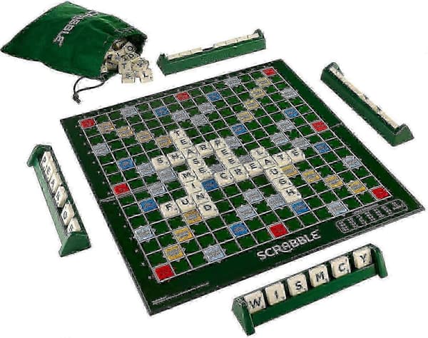 Suuri Scrabble-peli pyörivällä puualustalla