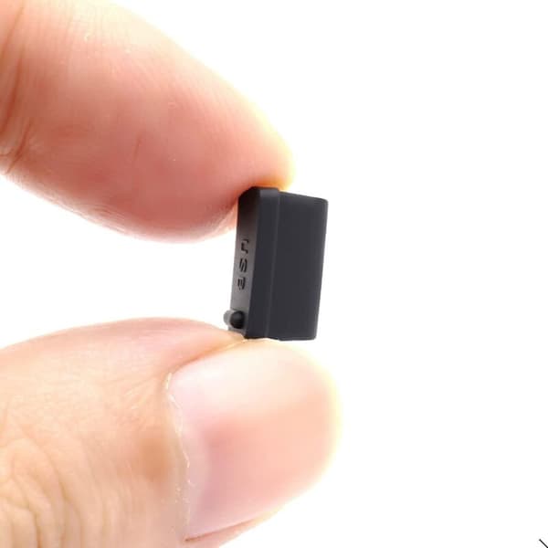 Pakke med 30 silikone støvhætter til USB-porte, sort. Largeight