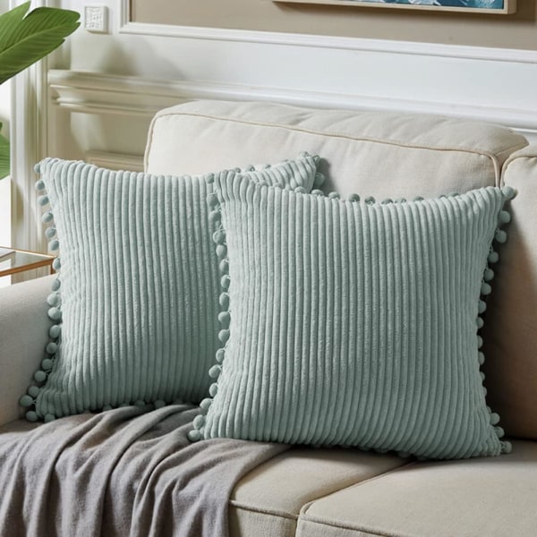 2 sofa putevar 45 x 45 cm med pom-poms (lyseblå)