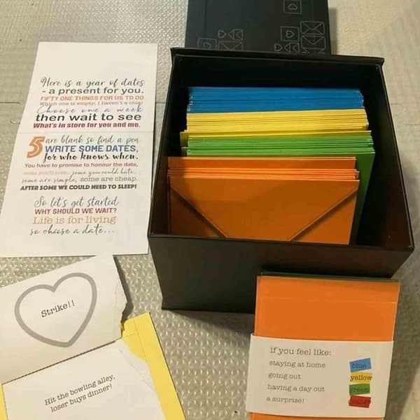 Et år med dates, date night-boks, romantiske forseglede date-ideer til par, gave 100% ny