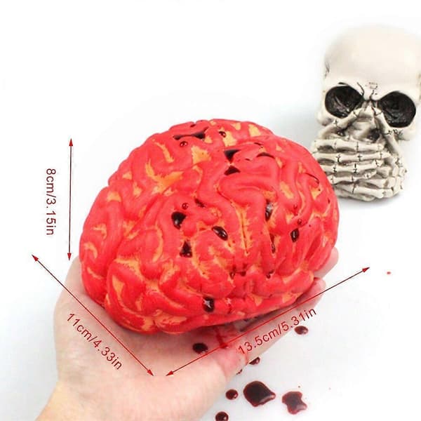 Blodige Halloween-rekvisitter i glas, menneskehjerne, blodige kropsdele