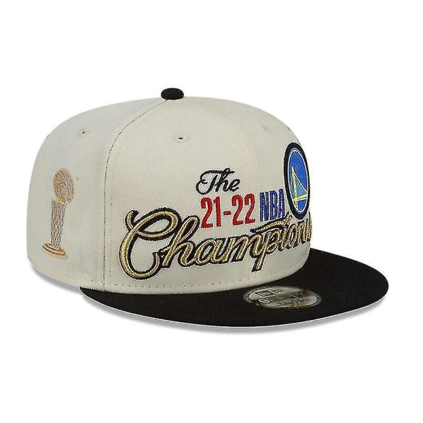 Golden State Warriors New Era 2023 Nba Champions pukuhuone Snapback Hat Kädessä