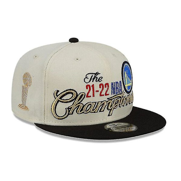 Golden State Warriors New Era 2023 Nba Champions pukuhuone Snapback Hat Kädessä