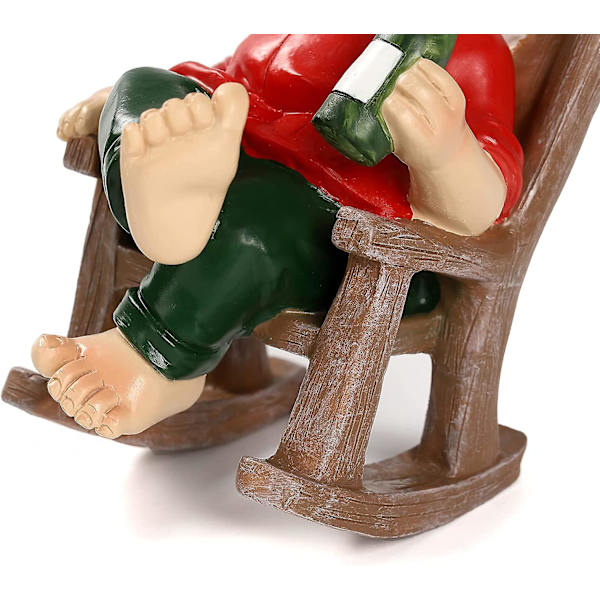 Gnome sitter på gyngestol Morsom hagegnom statue for plenpynt uteplass