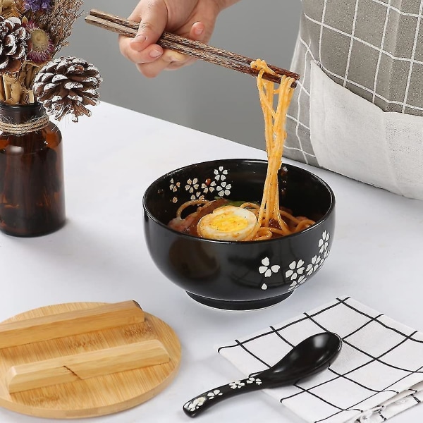 Ramen skål set, japanska Ramen nudelskålar med lock Sked, stor keramisk soppskål, svart handritad risskål Retro servis nudelskål 6,5 tum-p