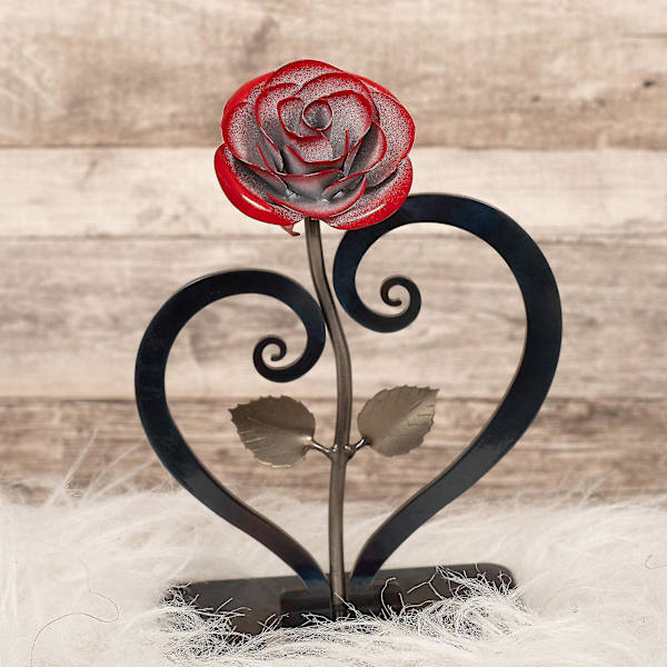 Gave håndsmedet smedejern rød metal rose med hjerte - formet stativ