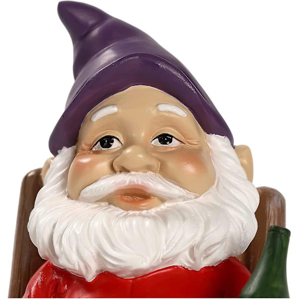 Gnome sitter på gyngestol Morsom hagegnom statue for plenpynt uteplass