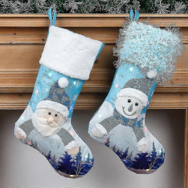 Blå broderte julestrømper med lys og godtepose, juleelementstrømper