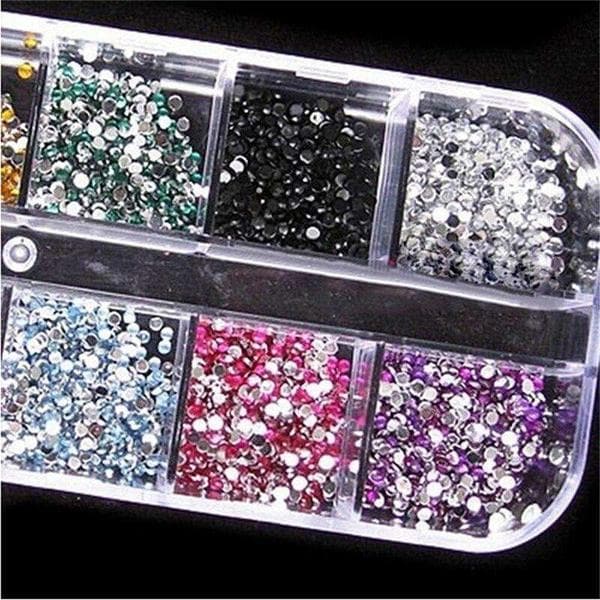 12 kpl strassia laatikossa - 2mm - Kynsikoristeet multifärg multicolor