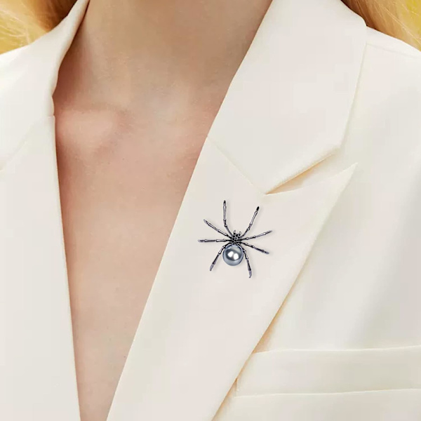 Victorian Style Mother of Pearl Body and Micro Pave Spider Rintaneulat Pins Hopeanvärinen Goth Asusteet Pinssit reppuihin Esteettinen rintaneula