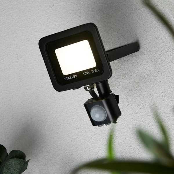 Stanley Floodlight 10W Slimline Have IP65 LED Med PIR Sensor - Sort Litecraft Black