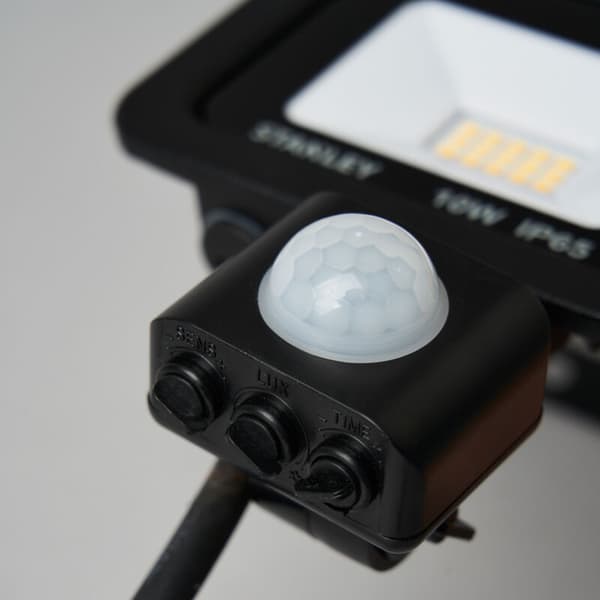 Stanley Floodlight 10W Slimline Have IP65 LED Med PIR Sensor - Sort Litecraft Black