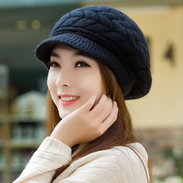 Vinterstickad mössa för kvinnor med brätte Svart Vit Grå, elegant cap med varm fleecefodrad
