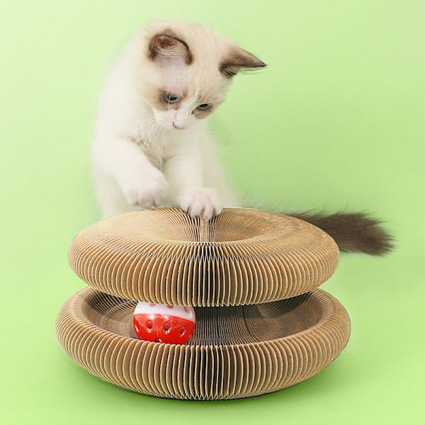Kattklösbräda med intressant orgelform, magnetisk kattslipklo, kattklösbräda med mörkt träkorn, kattunge, orgel, kattklösbräda