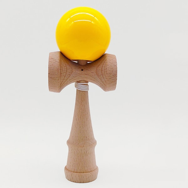 Kendama skicklighetsspel av trä med en boll på ett snöre i en kopp Gul