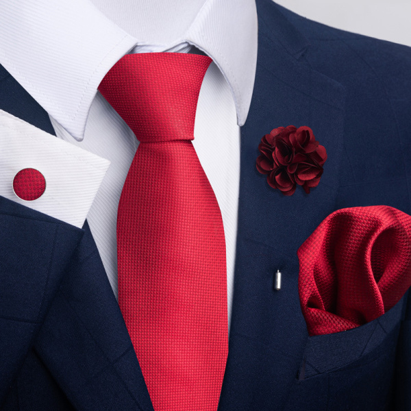 Højklassigt slipset for män med manschettknappar og ficknäsduk og boutonniere F