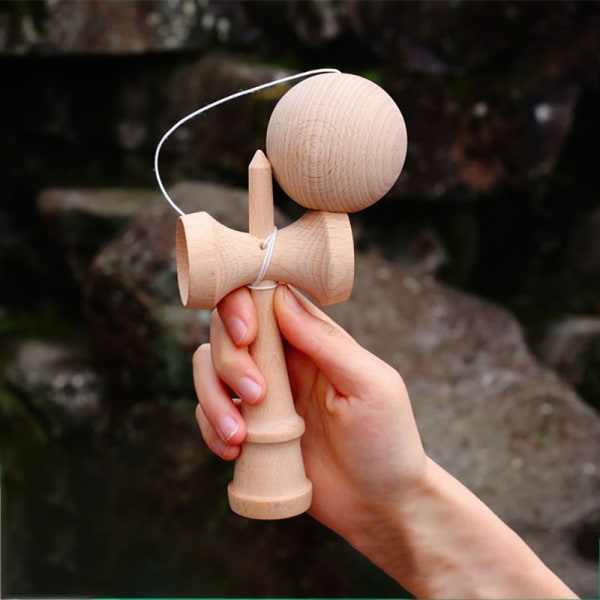 Kendama-taitopeli puusta, jossa pallo narulla kupissa Brun