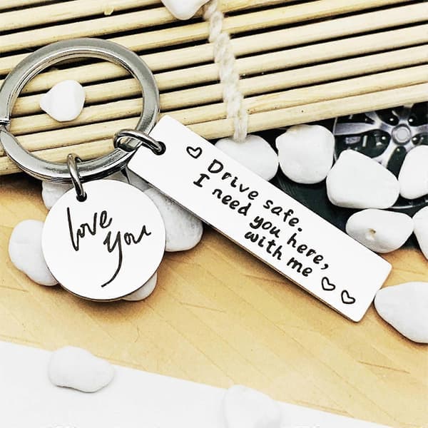 Rustfrit stål Drive Safe Letter Nøglering Jeg har brug for dig her med mig nøglering gave Silver