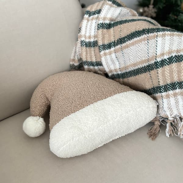 Julkudde, kudde i form av tomteluv. Bouclékudde i beige med tomtemotiv.