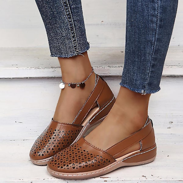 Bruna urgröpta kilklacksandaler för kvinnor - avslappnade och bekväma slip-ons