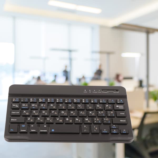 Ultratunt 7-tommer opladeligt trådløst Bluetooth-tastatur til Android, Windows og iOS