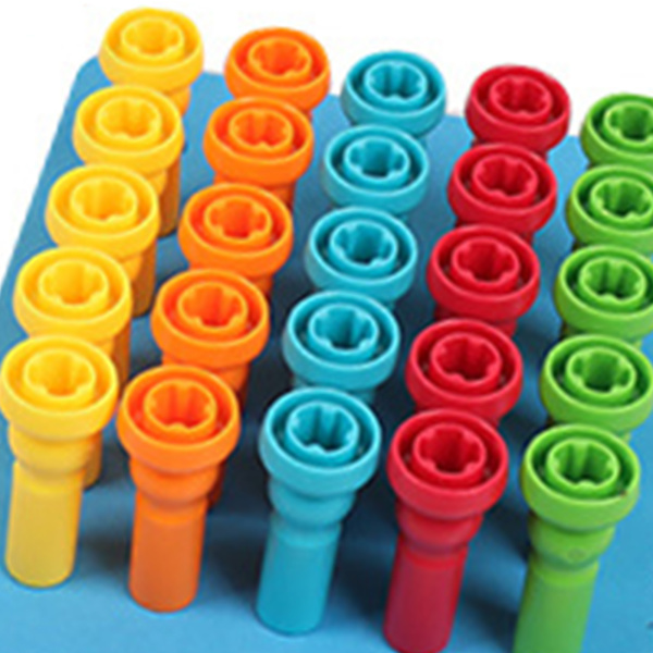Peg Board Set Leksaker 6 hål 5 färger Pedagogiskt roligt Plastmaterial Rundade hörn Stapling Peg Board Leksak för småbarn