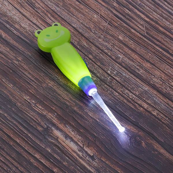 Söpö piirretty LED-taskulamppu Korvavahapoistaja kauhalla pinsetit puhdistustyökalut (Vihreä sammakko)