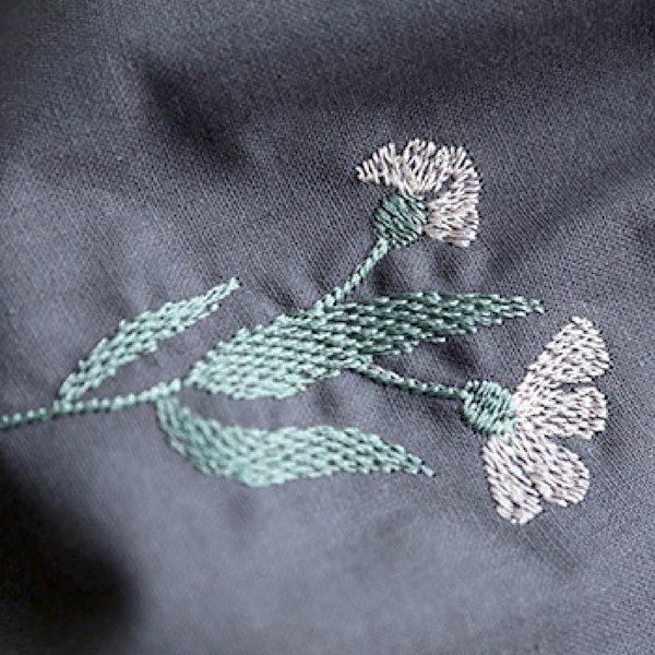 Kokkeforkle Blomsterbroderi Vanntett, slitesterkt bakerforkle for kaféhjem Mørkegrå