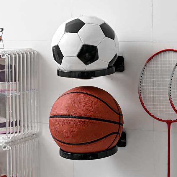 Väggfäste för fotboll i plast