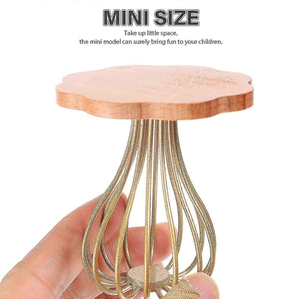 Miniatyr dockhus i trä - dekoration för sidobord