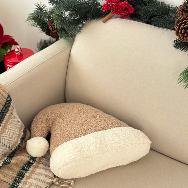 Julkudde, kudde i form av tomteluv. Bouclékudde i beige med tomtemotiv.