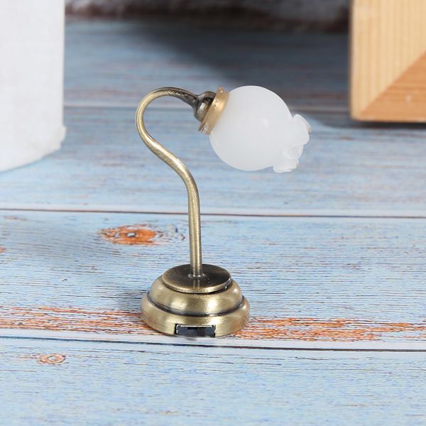 1:12 Dukkehuss Miniatyr Blomformet Bordlampe LED-bordlampe Møbelmodel Legetøj Blomformet Lampskærm
