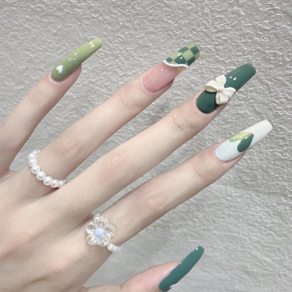 Gröna och vita rutiga falska naglar