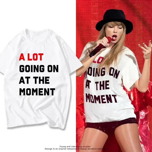 Taylor Swift Koncert 22MV Samme T-shirt, Meget sker lige nu M
