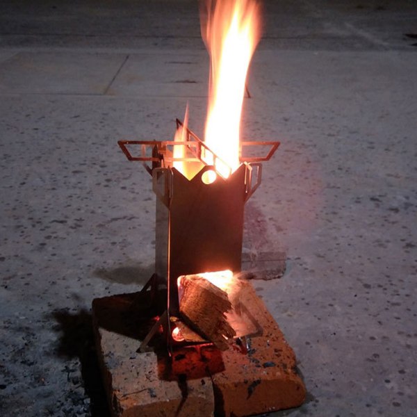 Ulkoilukäyttöön tarkoitettu kannettava ruostumattomasta teräksestä valmistettu taitettava puulämmitteinen liesi, takka polttopuille, vaellukselle, piknikille, grillaukseen