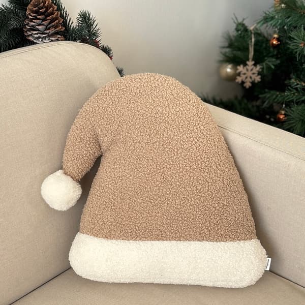 Julkudde, kudde i form av tomteluv. Bouclékudde i beige med tomtemotiv.